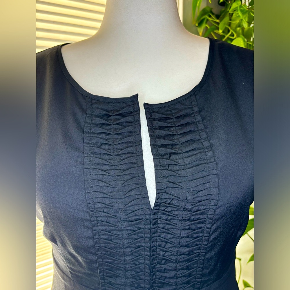 Sleeveless knee-length dress with detail at neckline